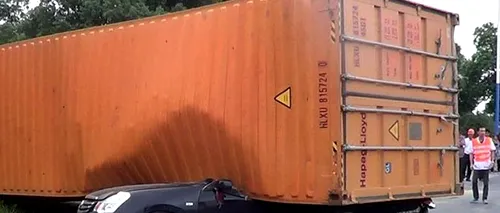 O chinezoaică a supraviețuit miraculos după ce un container s-a prăbușit peste mașina ei