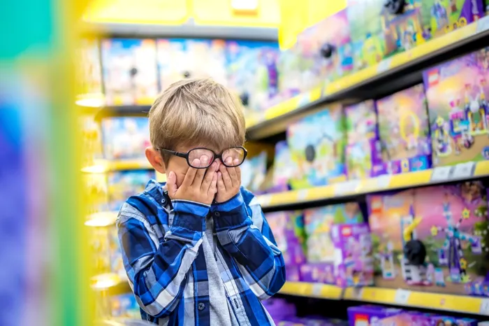 Mersul la cumpărături cu copilul poate fi un adevărat test pentru aptitudinile tale de părinte. 