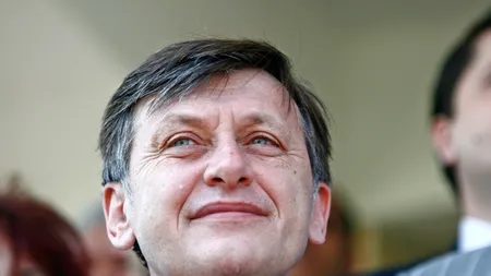 Prima ședință condusă de Antonescu ca președinte al Senatului. „Pe baza experienței senzoriale constat că sala este cam goală