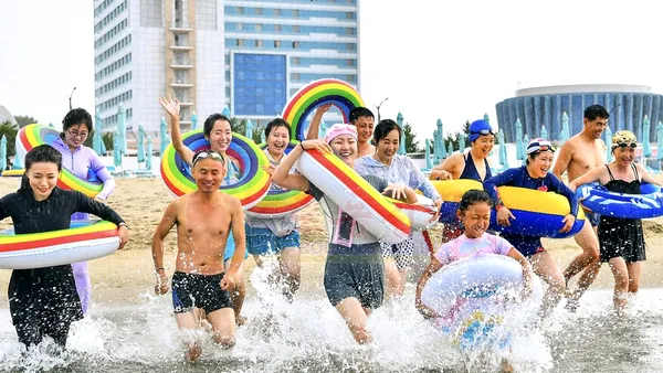 Cum își petrec nord-coreenii timpul la plajă. Presa de stat publică imagini rare cu oamenii în mega-stațiunea de suflet a lui Kim Jong-un