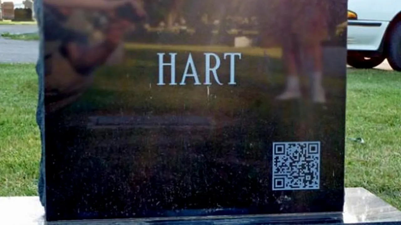 Din culmea tehnologiei: pietre funerare cu cod QR pe ele. Care este rolul acestuia