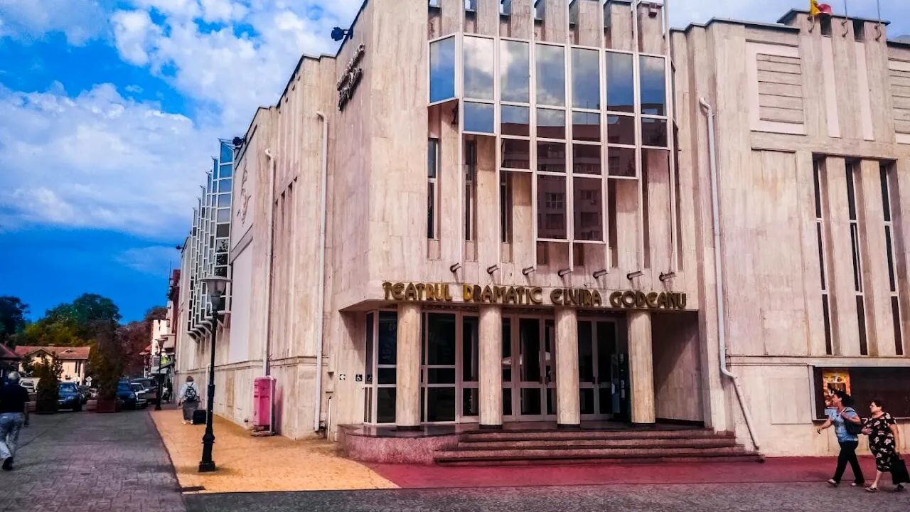 Pian VALOROS folosit de muncitori pe post de masă, la teatrul din Târgu Jiu. Artist: „E ca și cum ai înjura într-o biserică“