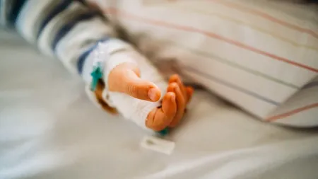 Când trebuie duși copiii la URGENȚĂ și când la medicul de familie, dacă au probleme de sănătate. Explicațiile medicilor