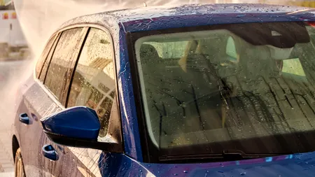 85 de grade, temperatura volanului unei mașini lăsate în soare pe caniculă. Avertizările de caniculă rămân în vigoare