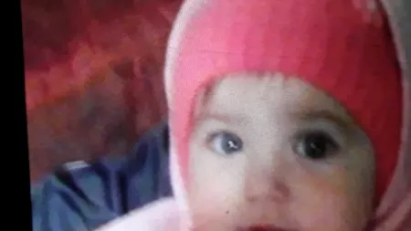 Fetița de 2 ani din Bacău, dispărută de acasă, a fost găsită pe un câmp, după 14 ore de căutări