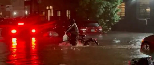 Inundațiile din SUA: Un curier a continuat să livreze mâncarea pe bicicletă, în ciuda faptului că avea apa până la brâu