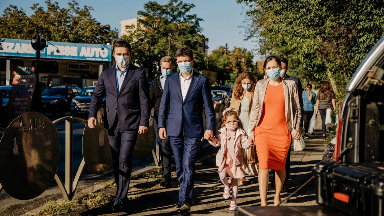 Acasă la Nicușor Dan. Cât plătește lunar chirie pentru apartamentul în care locuiește cu soția și fetița lor