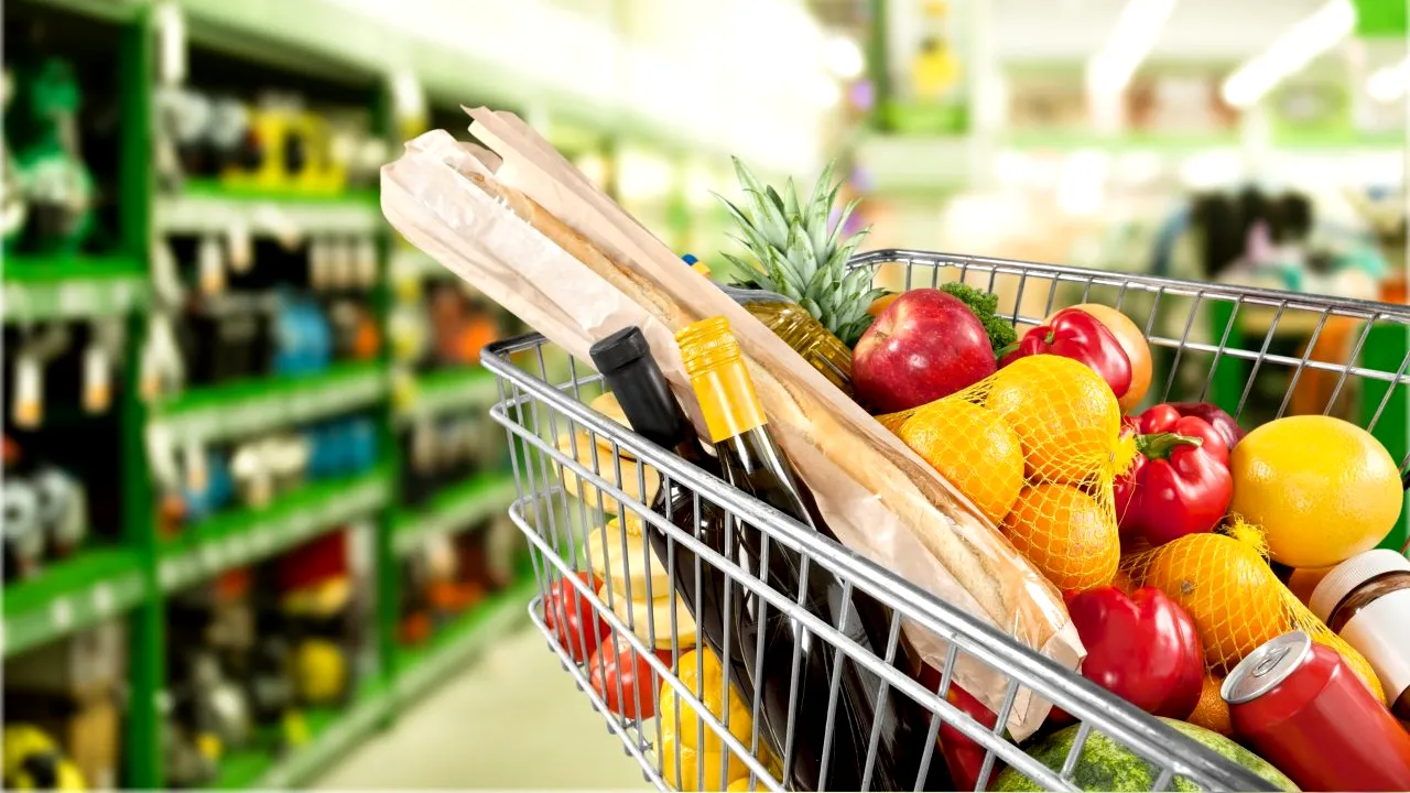 Alertă într-un supermarket din Arad! Cum a reușit o femeie să plece de 10 ori din magazin cu plasele pline, fără să fie prinsă până acum