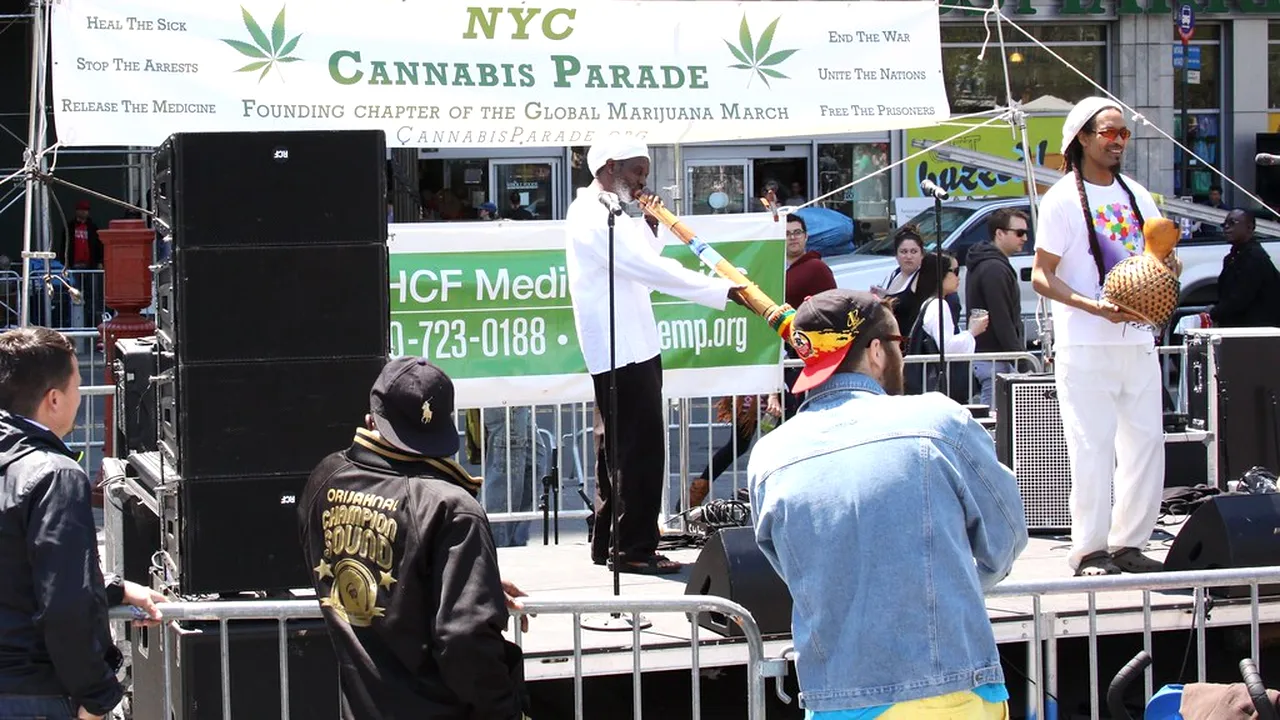 S-a deschis primul magazin legal de canabis din New York. Cine a fost văzut la inaugurare | VIDEO