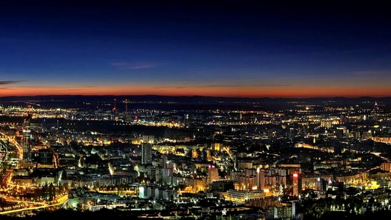 Zeci de mii de persoane protestează la Viena împotriva restricțiilor anti-COVID