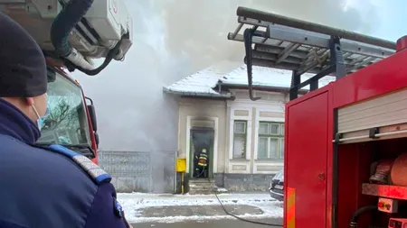 Incendiu în Bistrița. 7 persoane, între care un bebeluş de două săptămâni, salvate dintr-o casă cuprinsă de flăcări