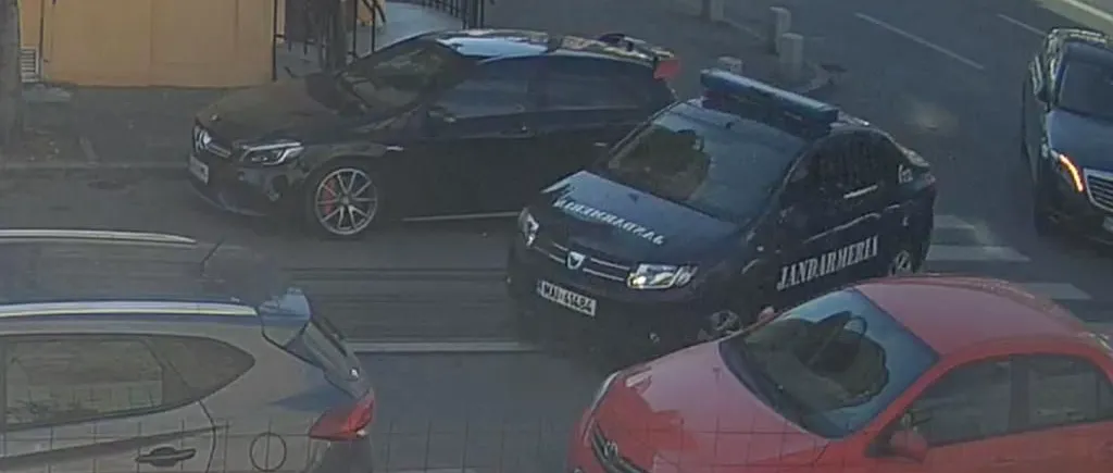 VIDEO | Imagini incredibile cu șoferul unei autospeciale a Jandarmeriei care scoate mâna pe geam și zgârie un autoturism oprit neregulamentar. Făptașul va fi dat pe mâna procurorilor militari