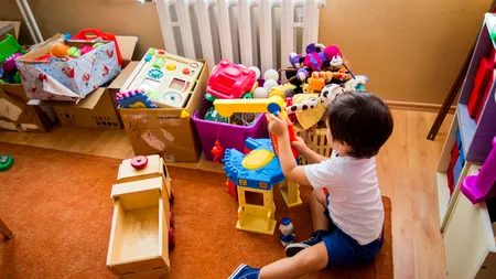 O clipă de neatenție l-a omorât pe un băiețel de 3 ani: Mama l-a lăsat să se joace singur în cameră, iar copilul a fost electrocutat de încărcătorul telefonului. Greșeala făcută de femeie