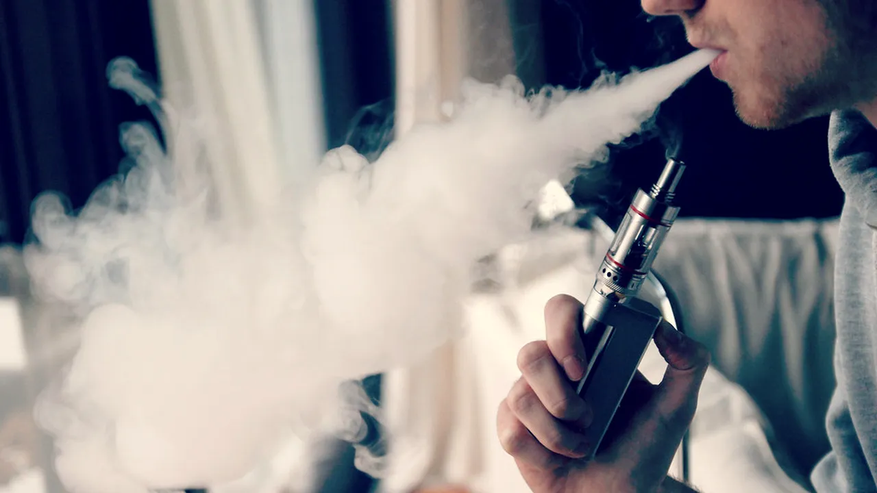 „Fabrica de vise”: Percheziții la persoane ce vindeau dispozitive de vapat și prăjituri cu substanțe psihoactive / Elevii, principalii consumatori