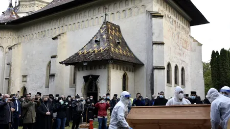 HAZARD BIOLOGIC. Credincioșii și-au dat jos masca și au sărutat icoanele și sicriul ÎPS Pimen/ Ce reacție a avut BOR