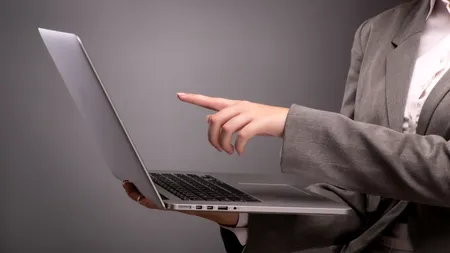 O contabilă de la un COLEGIU din județul Iași a virat în propriul cont 510.000 lei, bani proveniți din indemnizații și fonduri