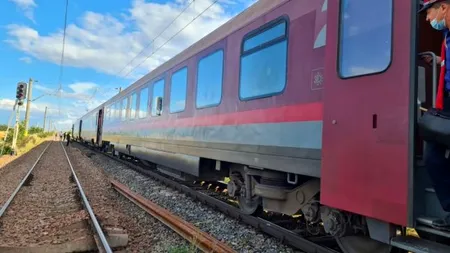 Un tren cu zeci de călători a rămas blocat pe un câmp din Buzău. Locomotiva s-a defectat