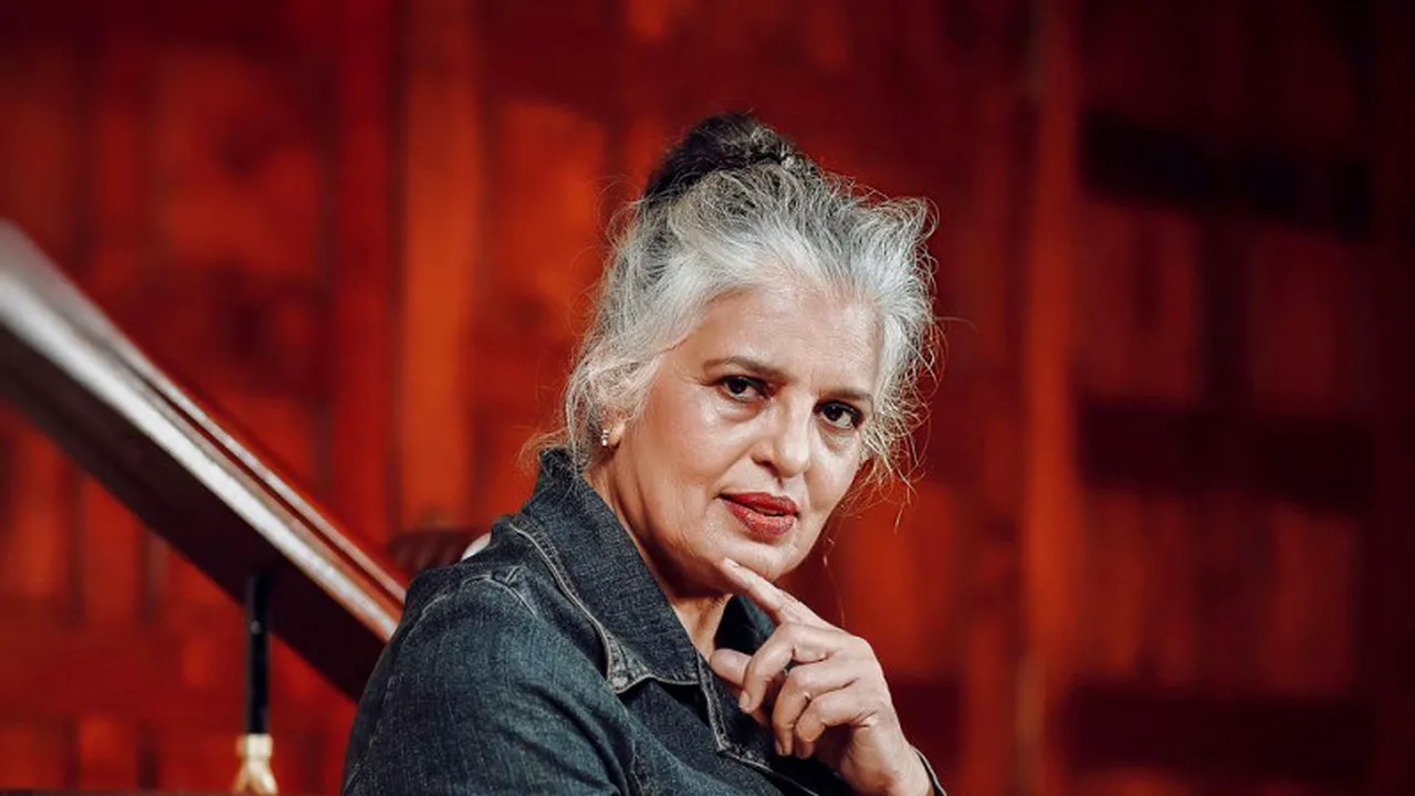 Femeie de 69 de ani, făcută praf în India după ce a avut curajul să se fotografieze în ipostaze considerate sexy. “Cineva m-a întrebat: ‘nu ai murit încă?’” / FOTO