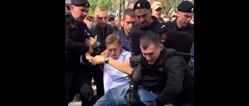 Aleksei Navalnîi, liderul opoziției din Rusia, ridicat din nou de poliție, în cursul unui protest anti-Putin. VIDEO cu momentul în care este târât spre dubă