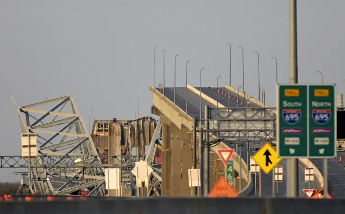 Un pod de 2,5 km din Baltimore s-a prăbuşit după ce a fost lovit de o navă / Sursa foto: Profimedia