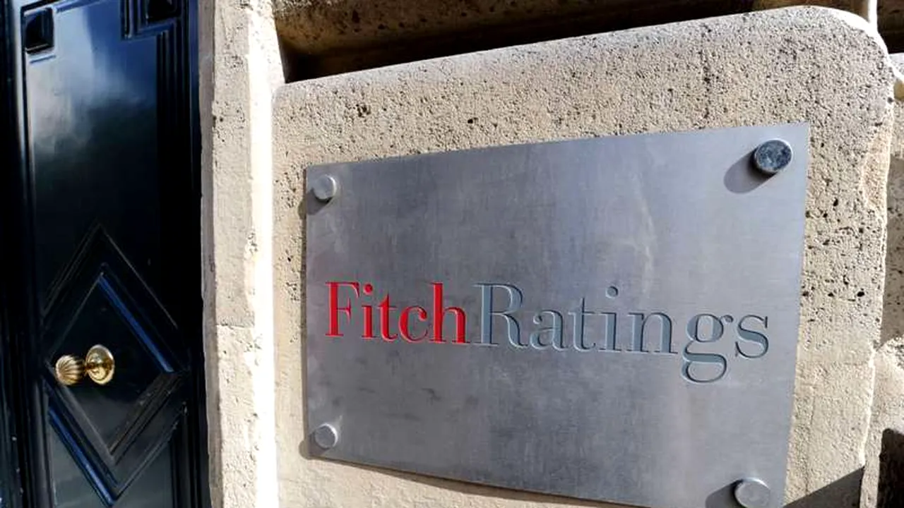 Fitch: Situația din sectorul bancar plasează România în eșalonul secund al țărilor din regiune