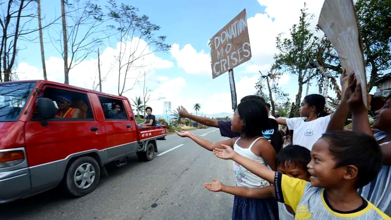 Cultivatorii de banane din sudul Filipinelor cerșesc la marginea drumurilor după trecerea taifunului