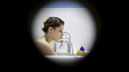 EXPOZIȚIE PENTRU VOYEURI. Muzeul în care vizitatorii pot privi, prin gaura cheii, femei dezbrăcate în baie