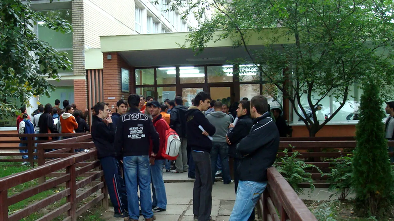 Protestul studenților din Regie: nopți dormite în corturi, în fața căminelor