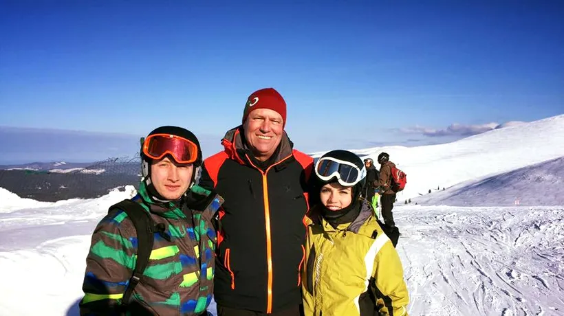 Klaus Iohannis, la schi în Munții Șureanu: „Iohannis schiază, Alba protestează