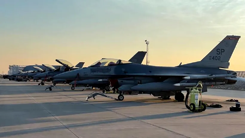 FOTO | Opt aeronave F-16 Fighting Falcon ale Forțelor Aeriene din SUA au ajuns la Baza 86 Aeriană de la Borcea. Se vor antrena alături de colegii români, timp de aproximativ două săptămâni