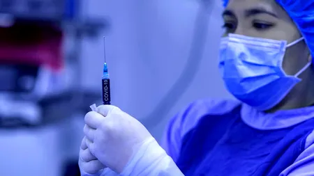 Un nou studiu arată cum scade în timp protecţia oferită de vaccinul anti-COVID de la Moderna