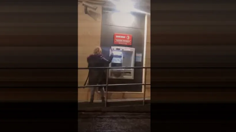 O româncă a devastat un bancomat în Italia. Femeia de 38 de ani a fost plasată în arest la domiciliu (VIDEO)