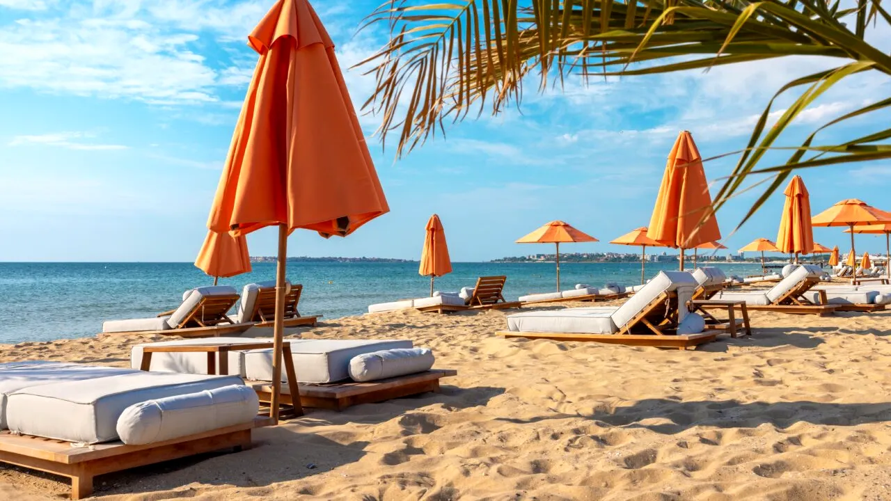 Românii, în alertă: vacanțe mai SCUMPE în Bulgaria în 2025!/Cât va costa un sejur în stațiunea Nisipurile de Aur