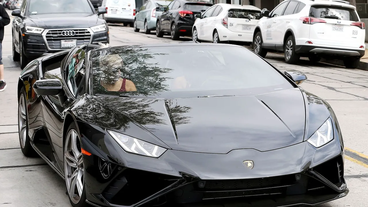 Actrița Vanessa Hudgens, surprinsă în timp ce se plimba într-un Lamborghini decapotabil. Cât costă mașina