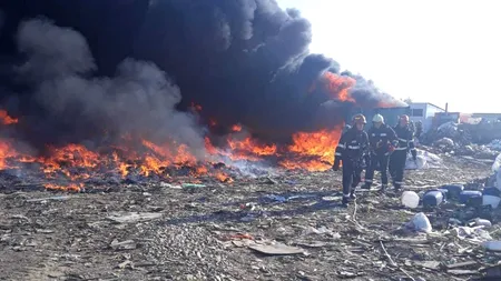 Incendiu puternic la un depozit de reciclare a deșeurilor din Bihor. Populația a fost avertizată prin Ro-Alert, din cauza fumului dens din zonă