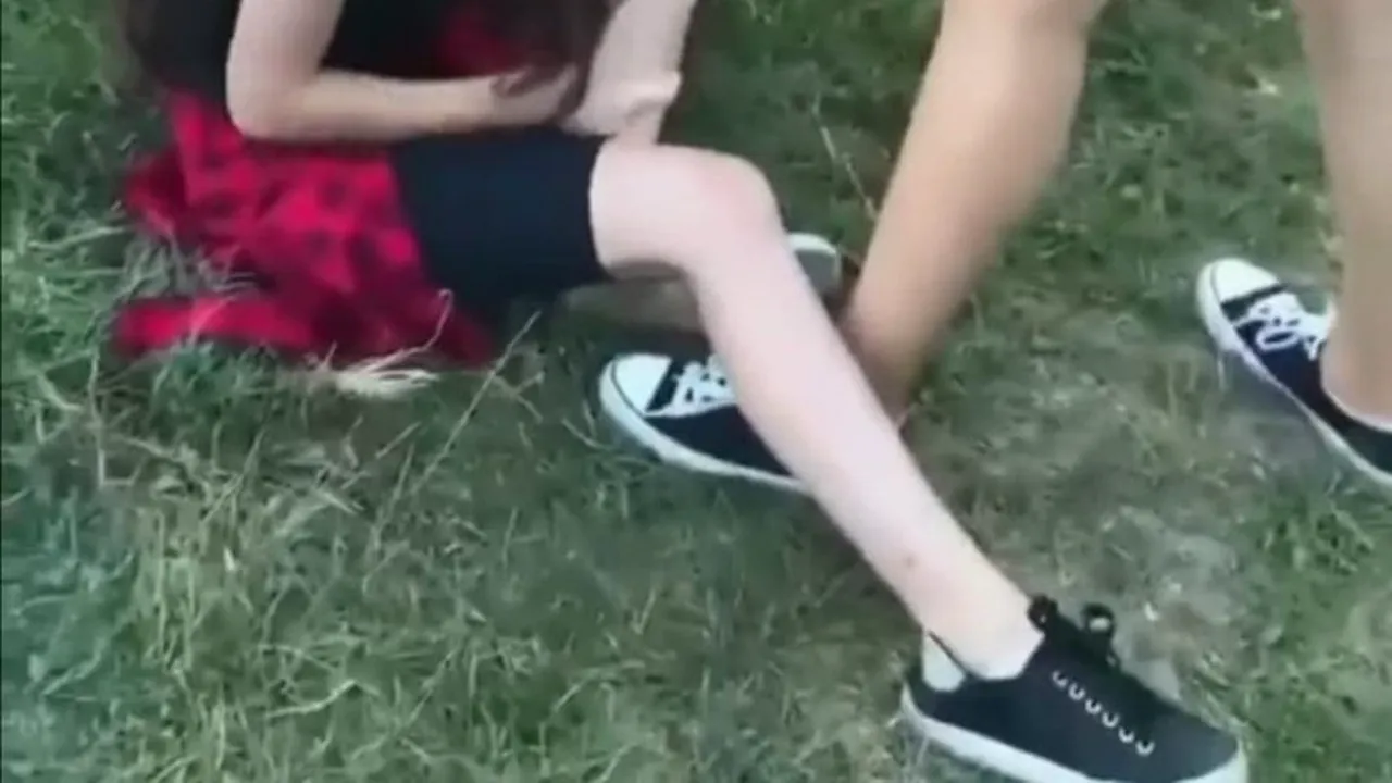 Cazul fetei de 13 ani, bătută și umilită de alte minore | Una dintre agresoare a fost dusă în arest