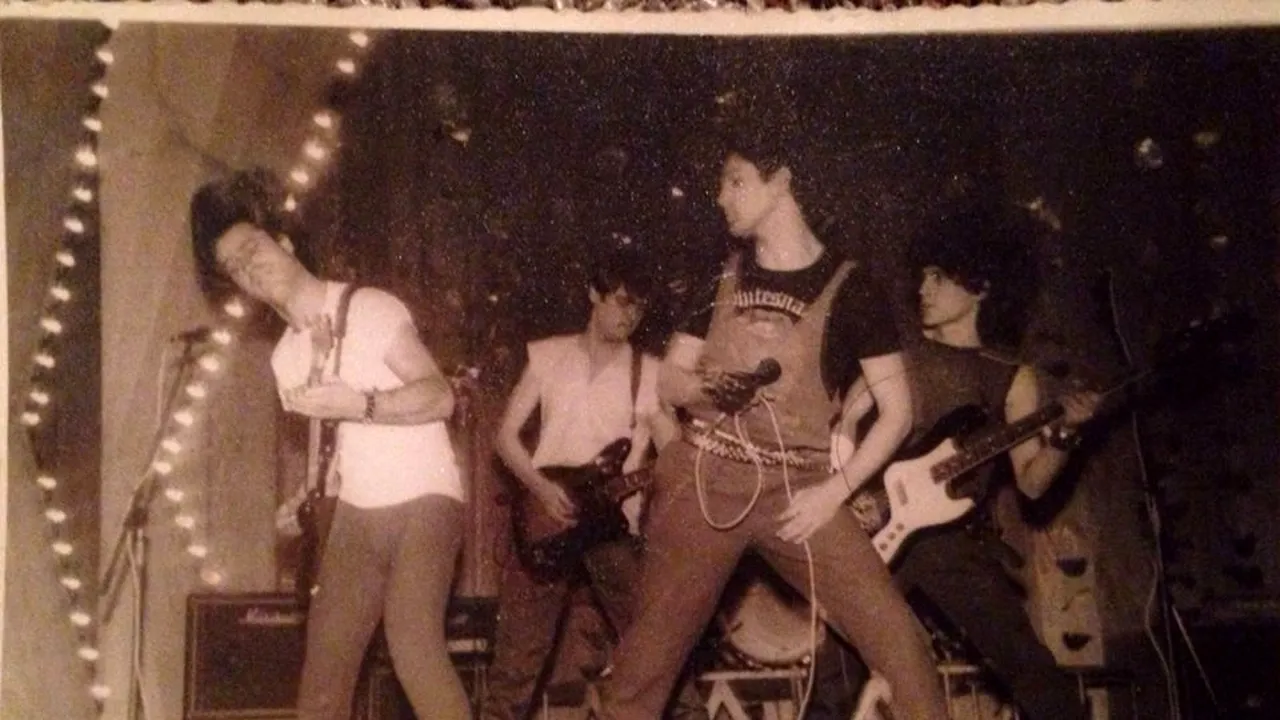 Azi este unul dintre cei mai cunoscuți artiști din România. Puțini știu însă că a fost vocea IRIS acum 30 de ani