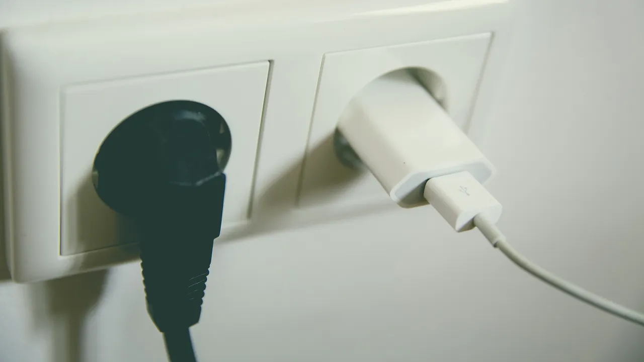 E.ON: Iată cu cât plătești în plus la electricitate dacă îți lași electrocasnicele și electronicele în stand-by conectate la priză