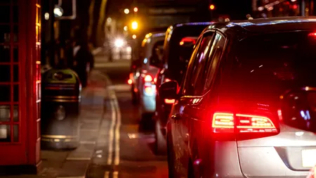 Greșeala care te-ar putea costa viața. Ce să NU faci niciodată în mașină, pe locul din dreapta șoferului