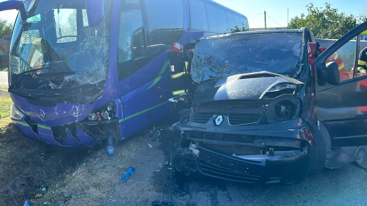 PLAN ROȘU de intervenție activat în Olt, după ce un autobuz și o autoutilitară s-au ciocnit. 55 de persoane, implicate în accident - FOTO