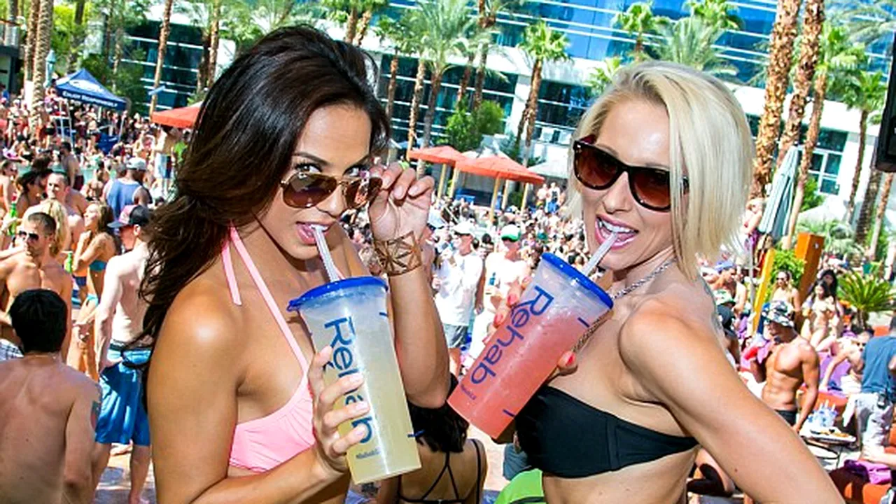 Pistoale cu șampanie și note de plată de sute de mii de dolari: cum arată cele mai excentrice petreceri din lume