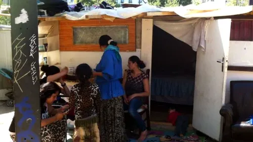 Sute de romi români, evacuați din două tabere franceze după ce avocata acestora a pierdut un proces la Curtea Europeană pentru Drepturile Omului