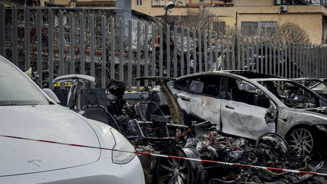 INCENDIU la o reprezentanță Tesla de la Roma. Polițiștii nu exclud posibilitatea ca focul să fi fost pus intenționat