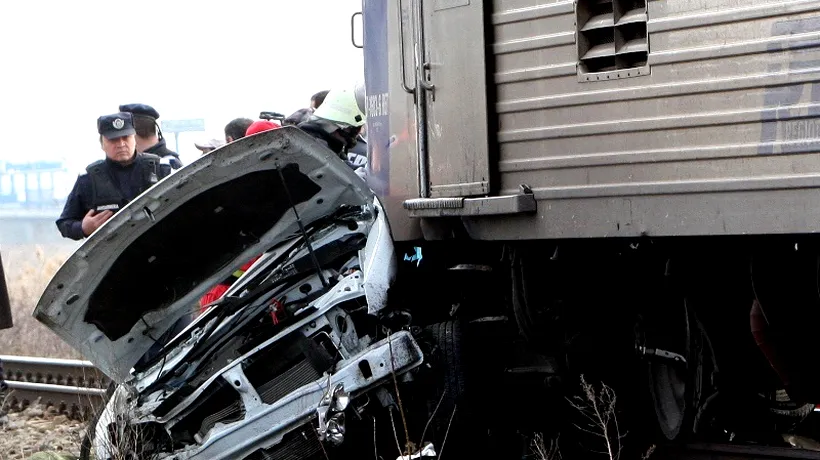 Șoferul unei mașini lovite de un tren de călători a murit; circulația este oprită