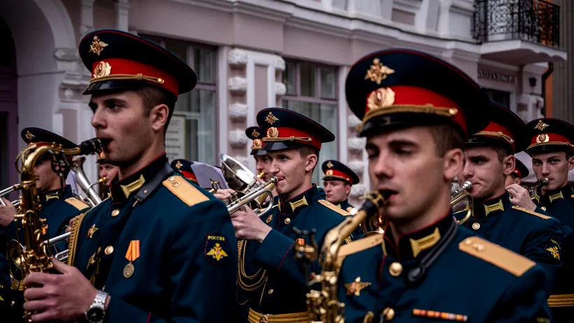 Militarii ruși aveau uniforme de paradă în primele convoaie trimise la începutul invaziei. Zelenski: Credeau că vor defila pe Maidan în 3-4 zile