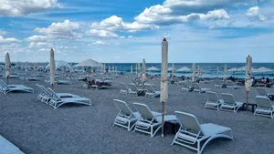 Cât costă să închiriezi un ȘEZLONG pe plajele din Mamaia Nord acum. Și încă nu a început sezonul!