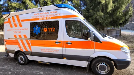 O femeie de 200 de kilograme, care nu a ieșit afară de 10 ani, a fost dusă la spital de pompieri. A fost nevoie să spargă un perete