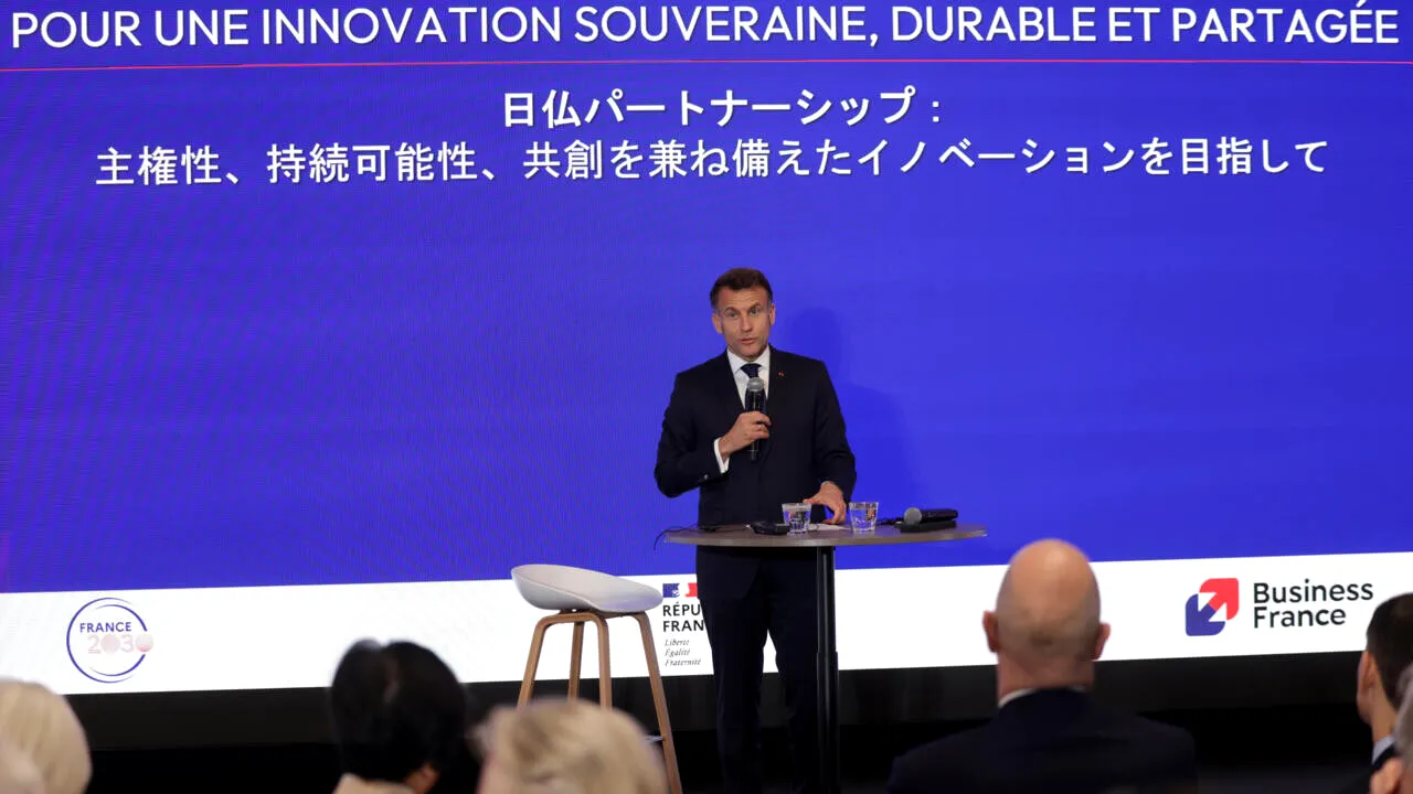 De la Tokyo, Macron răspunde cu subtilitate la atacurile lui Trump