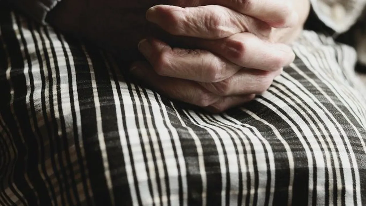 AZILUL GROAZEI. Bătrâni ținuți la subsol, în mizerie, într-un azil ilegal din Craiova: Toată unitatea este neigienizată