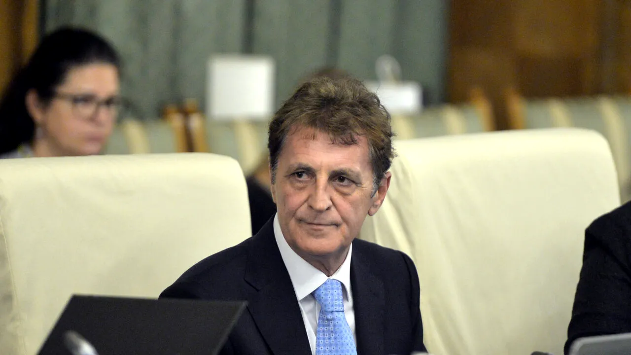 Mircea Dușa, fostul ministru al Apărării, preluat de ambulanță, după ce i s-a făcut rău / Mircea Geoană: „Ne-a luat prin surprindere”